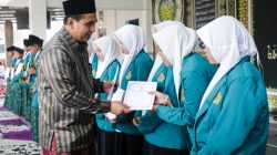 Senyum Santri Terima Tali Asih Hafiz Al-Qur’an, Taj Yasin