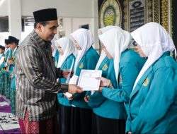 Senyum Santri Terima Tali Asih Hafiz Al-Qur’an, Taj Yasin