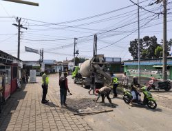 Satlantas Polres Pekalongan Bersama TNI dan Warga Tambal Jalan Berlubang, Tingkatkan Keselamatan Pengguna Jalan